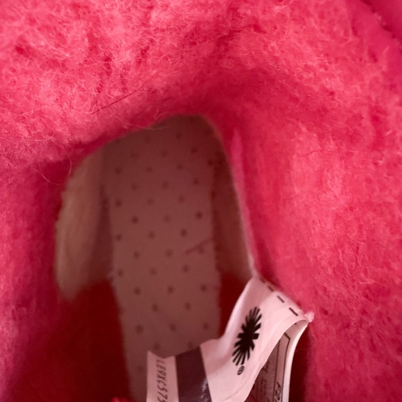 Kids UGG Clear Pink Short Boots Water Resistant Size 5 - Picture 9 of 11